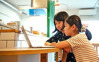 お子さんの宿題をチェックするスペース