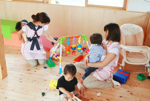 森のほいくえん 園児が室内で遊ぶ様子